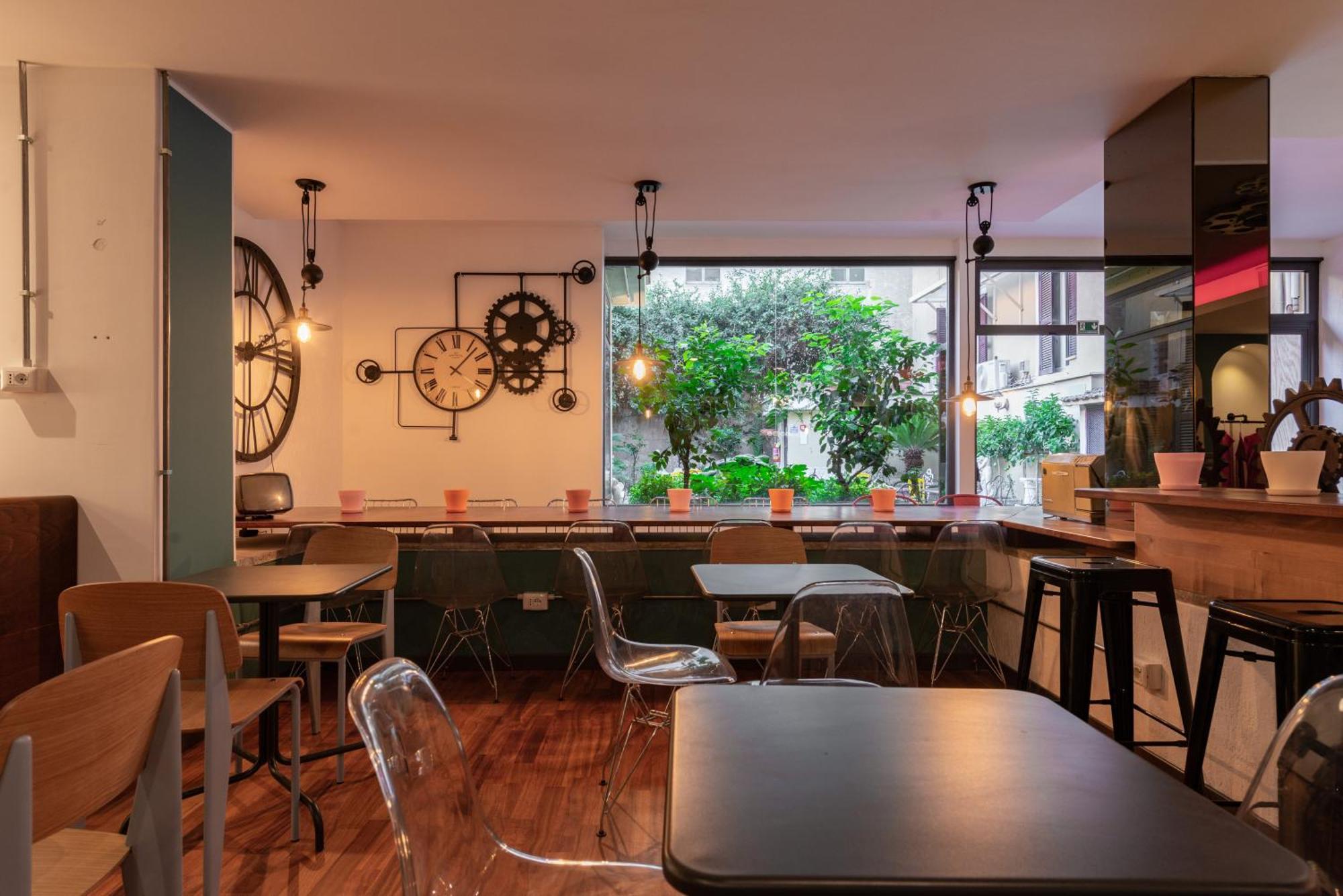 Colosseo Hostal *