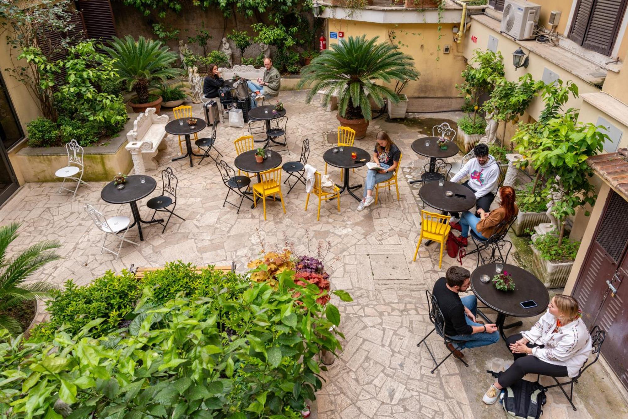 Colosseo Hostal *